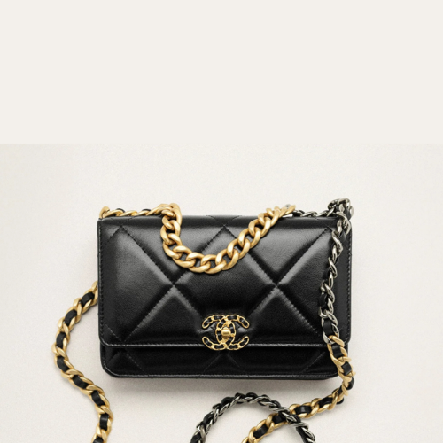 CHANEL 19 Wallet on Chain